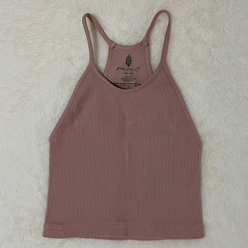 😝 NWOT FP Movement Happiness Runs Tank Top~Size XS/S~Soft Pink~Cropped~Racerback - Picture 1 of 7